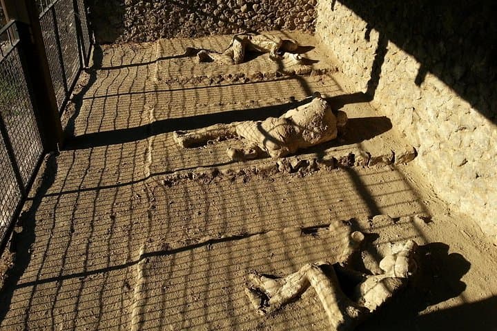 Pompeii: 2H Small Group tour with an Archaeologist and ticket