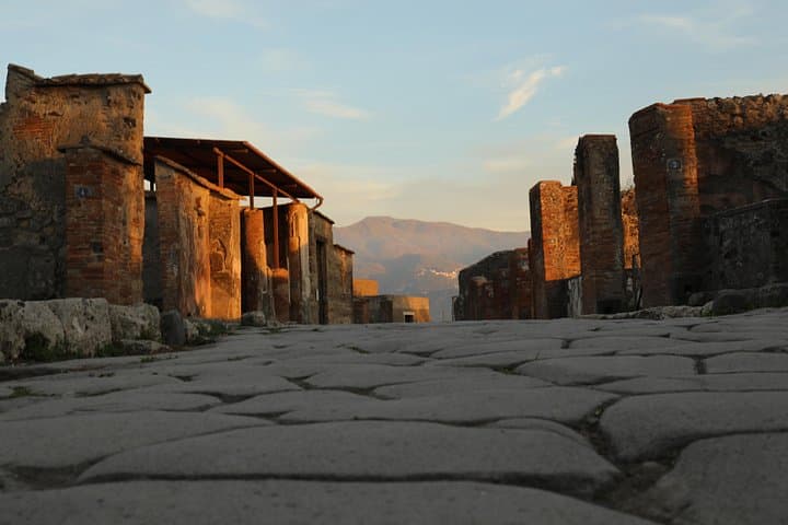 Pompeii: 2H Small Group tour with an Archaeologist and ticket