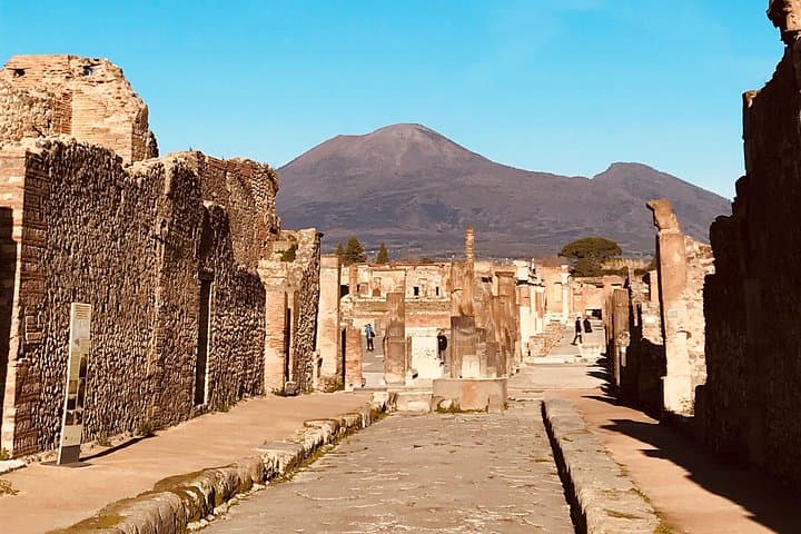 Pompeii Tour & Admission included in a Small Group