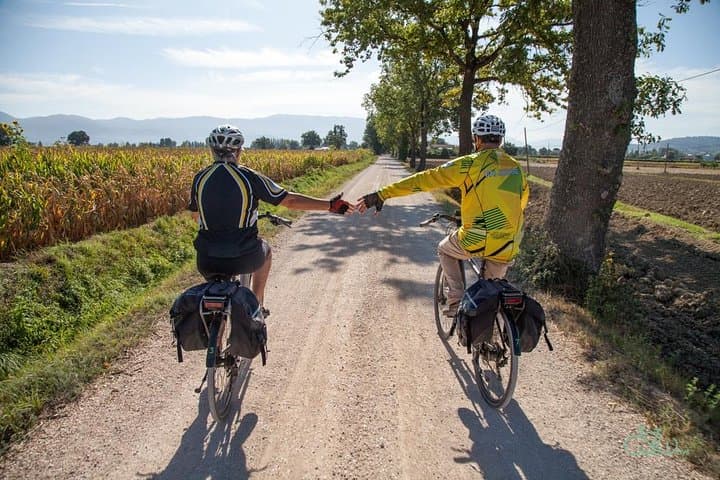 Spello E-Bike & Wine Tour with Scenic Winery Lunch