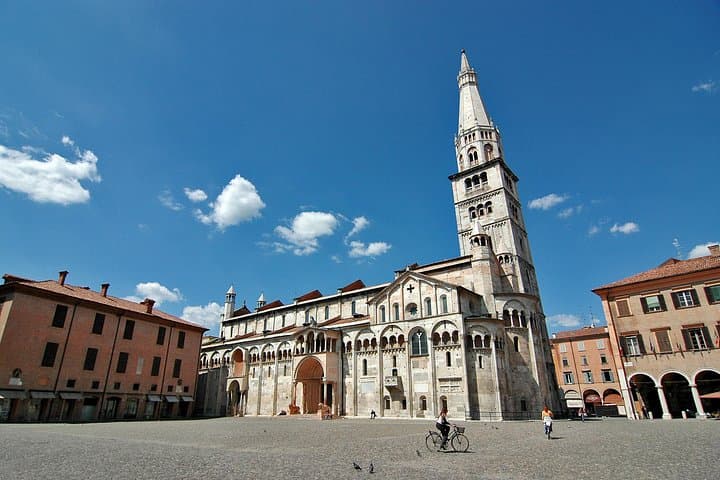 Private Modena old town walking tour