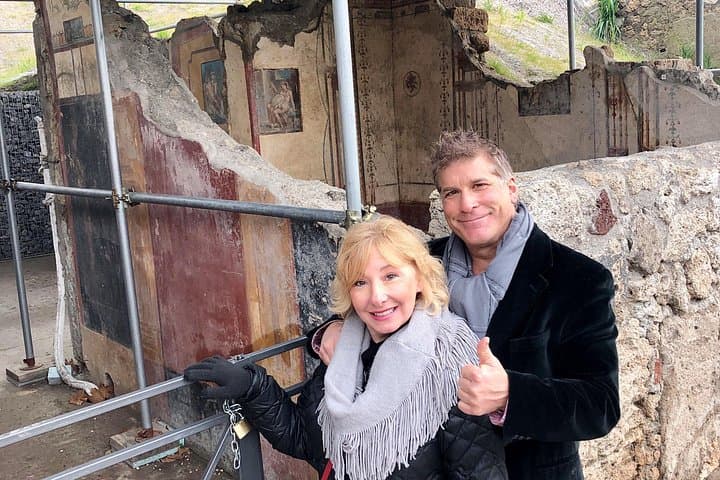 Tour Guide Naples: Harry and Sally visiting Pompei most recent discoveries