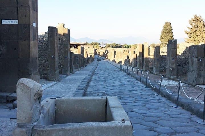 Pompeii with an archaeologist, 3h detailed visit ...