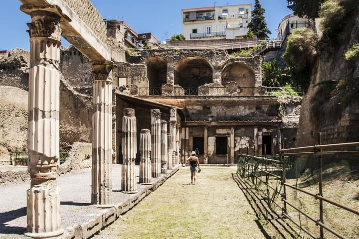 Private Transfer from AMALFI to ROME with a stop in Pompeii or vv