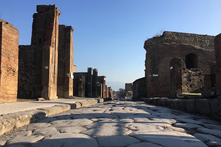 Pompeii with an archaeologist, small group!!!