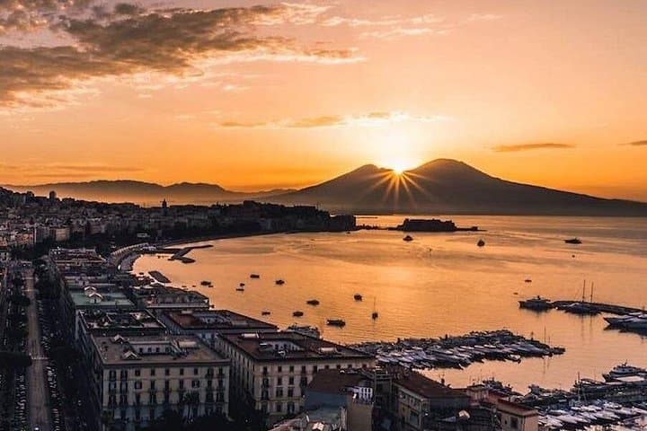 Private transfer from Rome to Sorrento with stop in Pompeii (2hours)