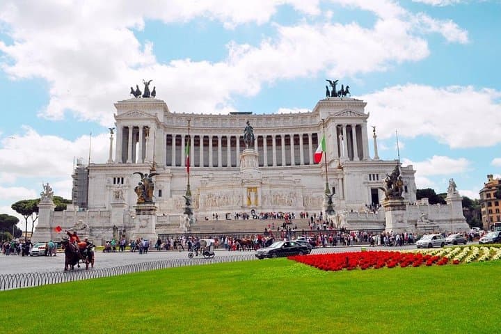 Roman Arrival: Personalized Airport Welcome & Tour