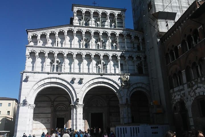 2-Hours Relax Walking Tour Through Lucca