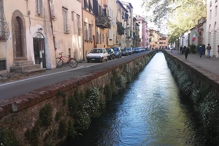 2-Hours Relax Walking Tour Through Lucca