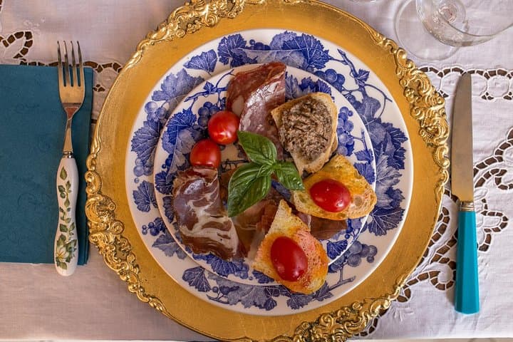 Dining experience at a local's home in Arezzo with show cooking