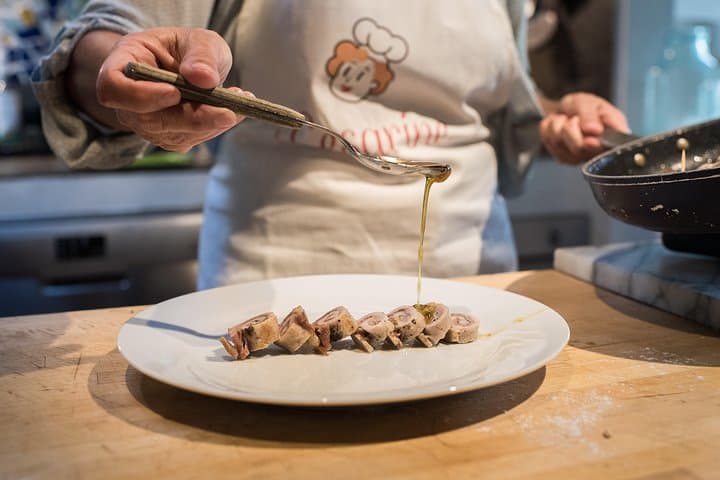 Dining experience at a local's home in Arezzo with show cooking