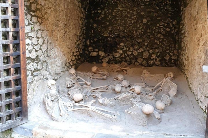 Private Tour: Herculaneum - Pompeii - Vesuvius with pickup