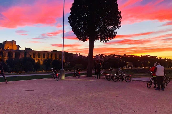 Sunrise in Rome: Small Group E-Bike tour with Italian Breakfast