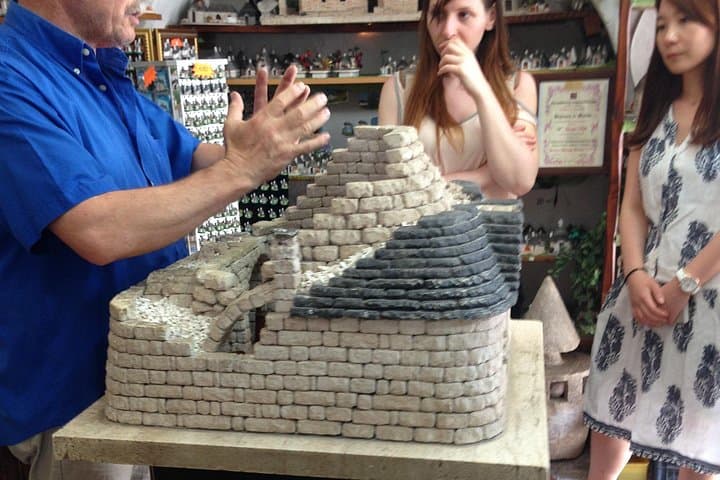 Master of trulli explaining how to build a trullo