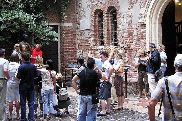 Visit of Verona and Lake Garda. Private tour with pick-up
