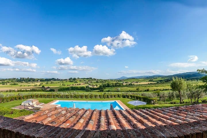 Think of a romantic meal in the Olive Trees shade, accompanied by Tuscan wines!