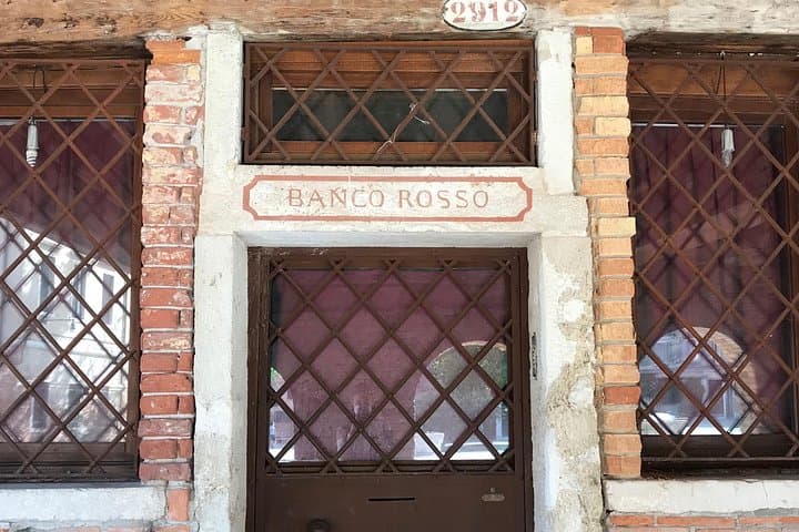 Red bench during the Jewish ghetto of Venice private tour