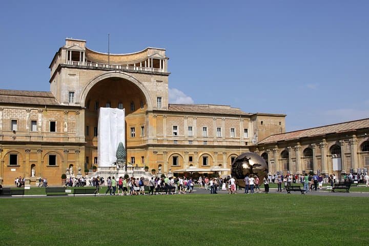 Vatican ticket: fast track entrance with host