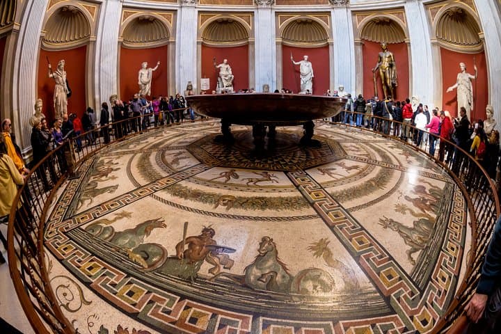 Vatican ticket: fast track entrance with host