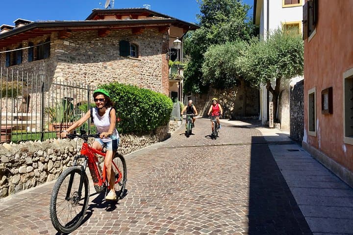 E-Bike Tour and Wine Tasting in Lazise