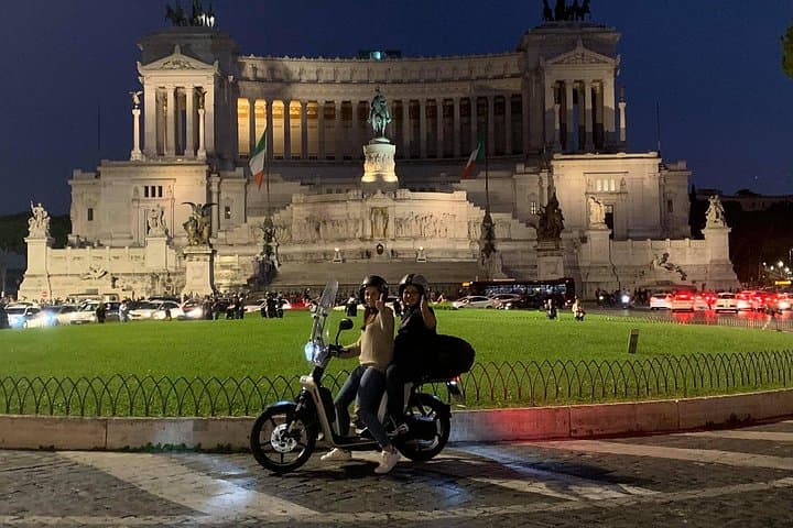 Rome By Night Tour and Pizza in high quality E-scooter!