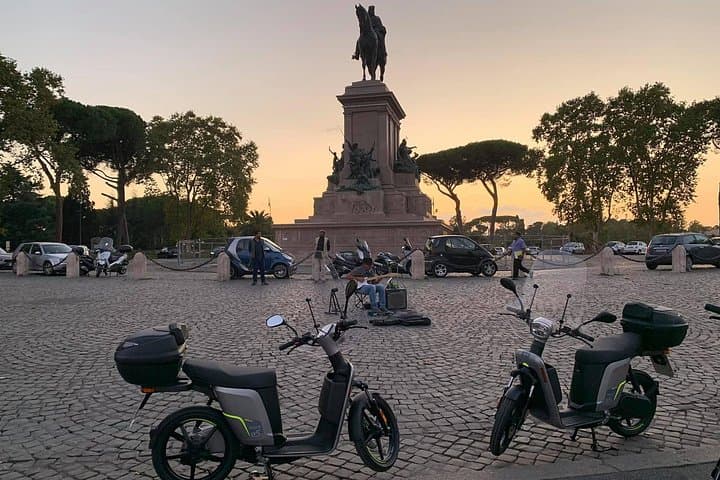 Rome By Night Tour and Pizza in high quality E-scooter!