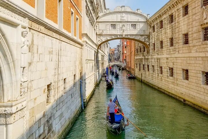 Private Full Day Tour from Milan to Venice with local tour guide and fast train