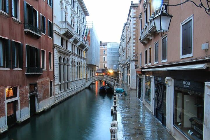 Private Full Day Tour from Milan to Venice with local tour guide and fast train
