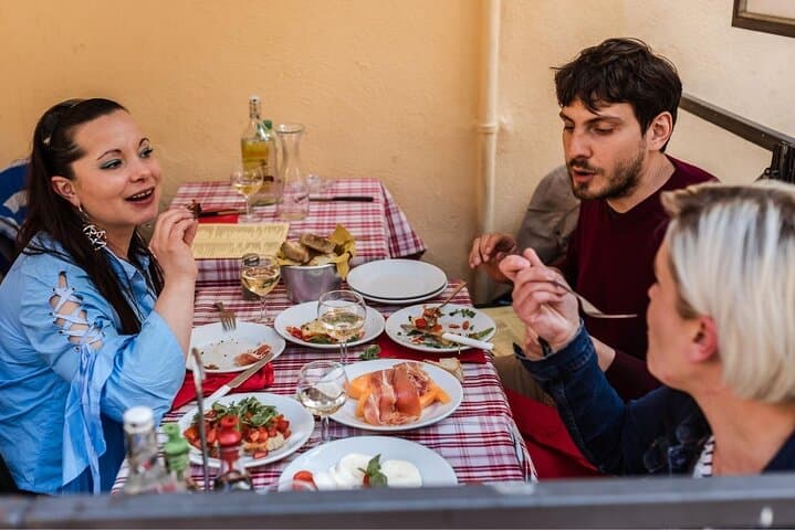 Enjoy wine in Rome