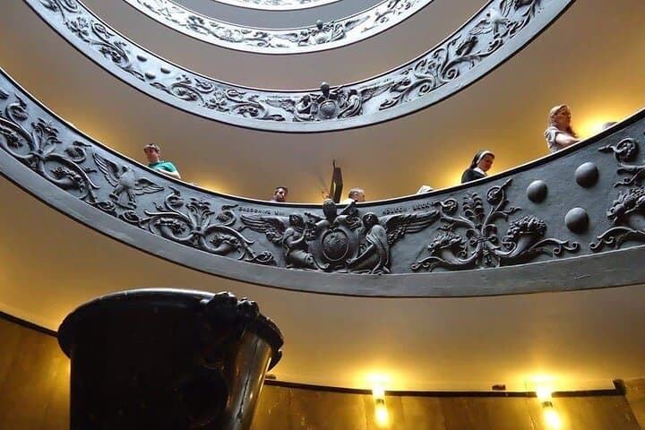 Vatican Museums Rome, I recommend paying attention to the Bramante staircase. It is an old helical staircase, a fabulous piece, located at the exit of the museum.