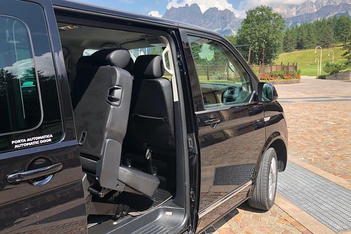 8 passengers seats 4 wheel drive minivan