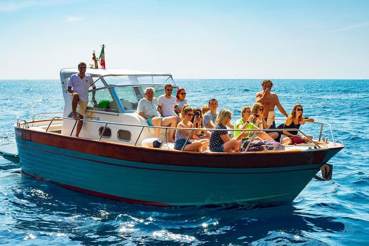 Boat of maximum 12 people