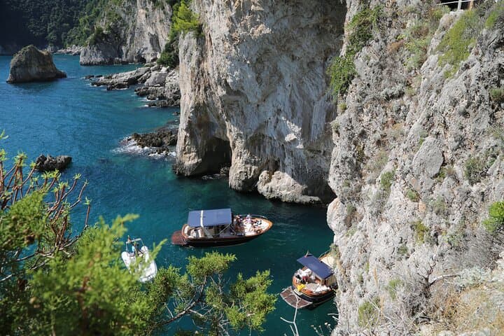 Capri Island Small Group Boat Tour from Naples with Light Lunch