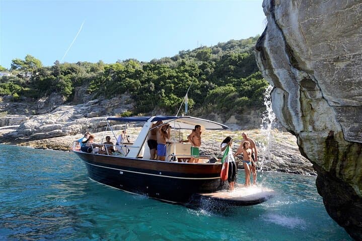 Capri Island Small Group Boat Tour from Naples with Light Lunch
