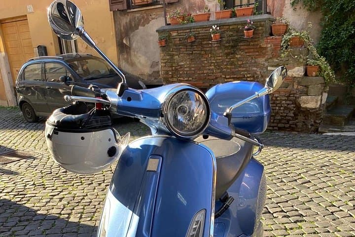 Visit Rome surroundings on a Vespa ride tour