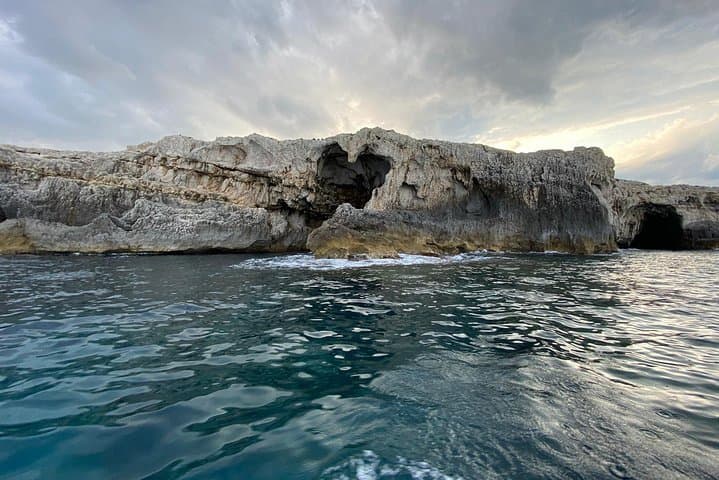 Boat tour Ortigia, sea caves and Pillirina 2h