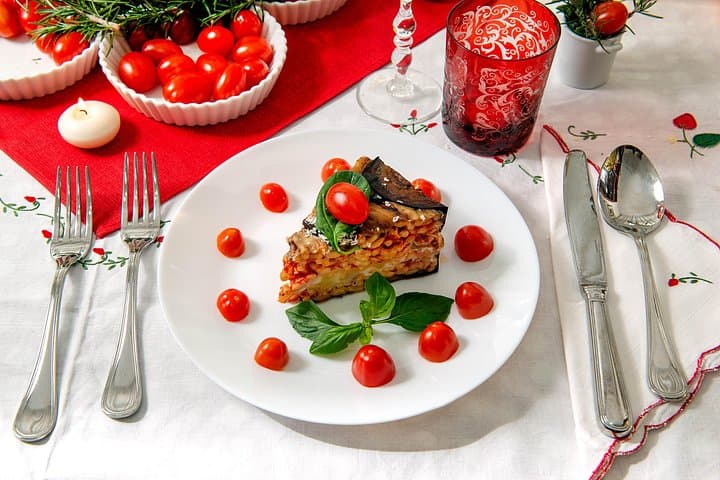 Market tour and lunch or dinner at a local's home in Siracusa