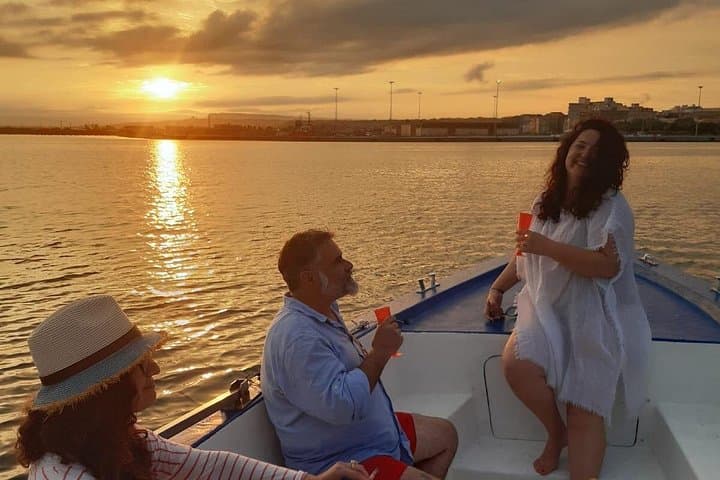 Private boat tour with prosecco and fresh fruit