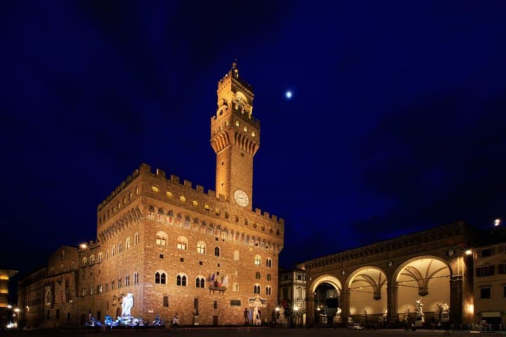 Florence Night Bike Tour with Wine and Aperitivo Picnic included