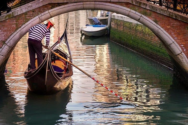 Skip-the-Line Doge's Palace Tour & Venice Gondola Ride