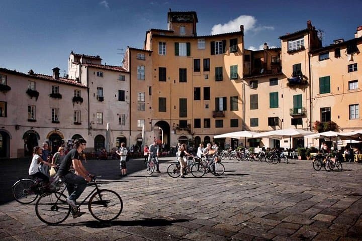 Lucca: Self-Guided Tour by Bike with MAP