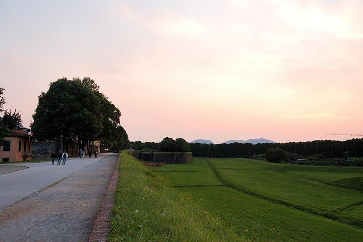 Lucca: Self-Guided Tour by Bike with MAP
