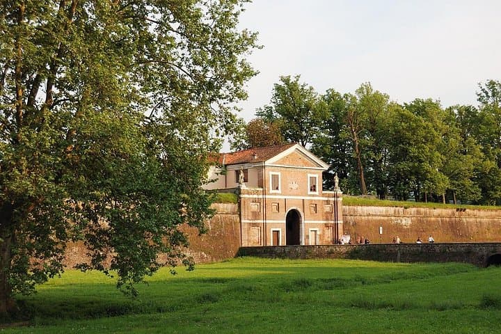 Private walking tour of Lucca city centre and the walls