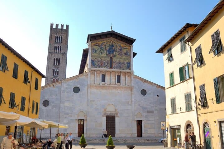 Private Guided Tour of Lucca by E-bike or City bike