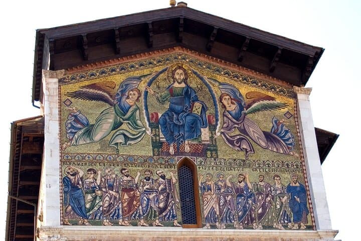 Private walking tour of Lucca city centre and the walls