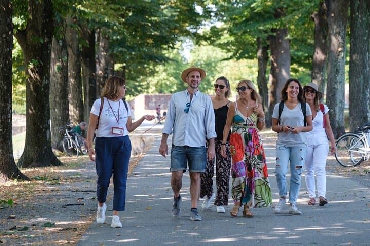 A relaxing stroll along Lucca walls