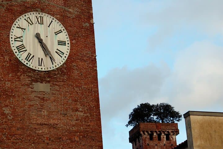 Private walking tour of Lucca city centre and the walls