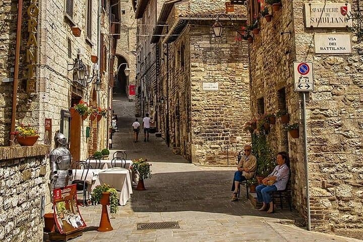 Private Walking Tour in Gubbio with Tasting