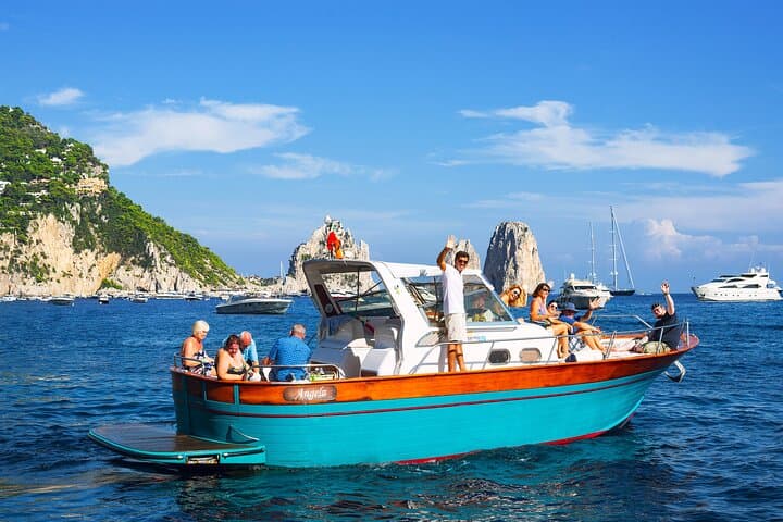 Boat of maximum 12 people