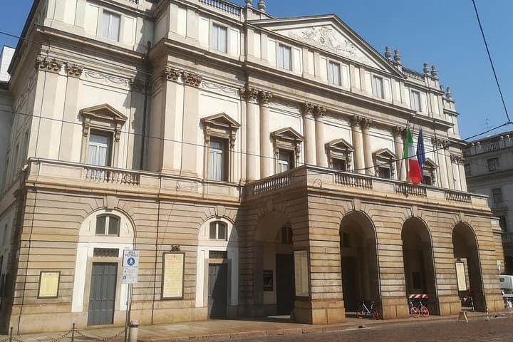 Milan: Segway Tour Local Tourist Guide Live - 2 hours & half